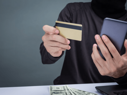 Хабаровчанка лишилась денег с банковской карты, забыв смартфон в туалете ночного клуба