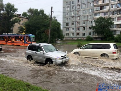 Ливневую канализацию чистят в Хабаровске