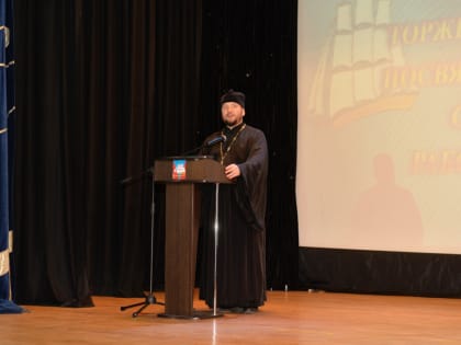 ИЕРЕЙ ВЯЧЕСЛАВ ФИЦНЕР ПОЗДРАВИЛ ЖИТЕЛЕЙ ВАНИНО С ДНЕМ ПОСЕЛКА.