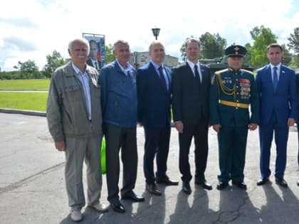 Краевые депутаты поздравили хабаровских военнослужащих с 77-летием военной части