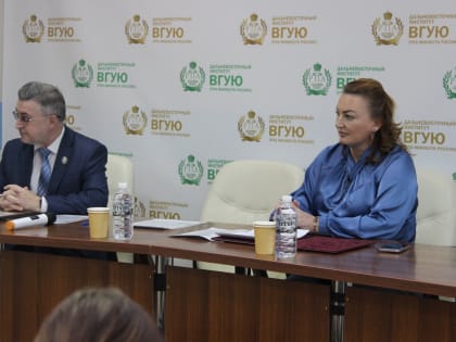 В Дальневосточном институте (филиале) ВГУЮ (РПА Минюста России) состоялся круглый стол, посвященный 30-летию российской Конституции