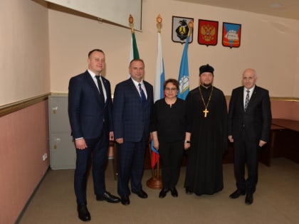 ИЕРЕЙ ВЯЧЕСЛАВ ФИЦНЕР ПОЗДРАВИЛ НОВОГО ГЛАВУ ПОСЕЛКА ВАНИНО СО ВСТУПЛЕНИЕМ В ДОЛЖНОСТЬ