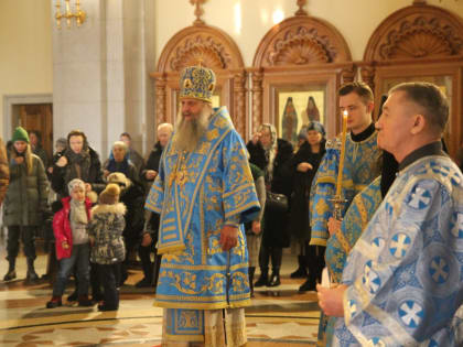 Во Вселенскую родительскую субботу митрополит Артемий возглавил Божественную литургию в главном соборе края