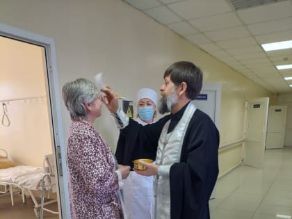 КЛИРИК  ХРАМА СВЯТИТЕЛЯ НИКОЛАЯ ЧУДОТВОРЦА  СОВЕРШИЛ ОСВЯЩЕНИЕ ЦЕНТРАЛЬНОЙ  РАЙОННОЙ БОЛЬНИЦЫ П. ВАНИНО