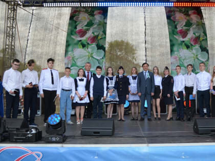 На театральной площади Комсомольска-на-Амуре прошел митинг, посвященный Дню города и Дню России