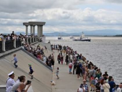 Парад кораблей и пушечные залпы: День ВМФ отметили в Хабаровске