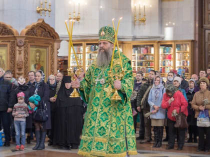 В праздник Входа Господня в Иерусалим митрополит Артемий совершил Божественную литургию в кафедральном соборе Хабаровска