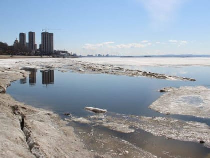 Подросток провалился под лёд на Центральной Набережной Хабаровска