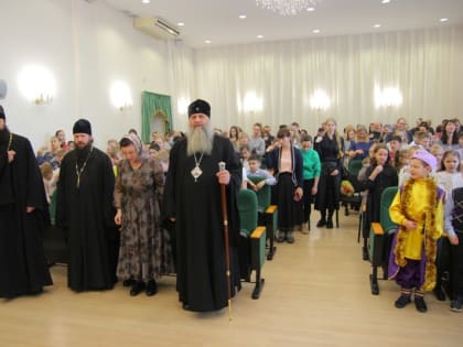 Митрополит Артемий посетил рождественский концерт учеников РКШ