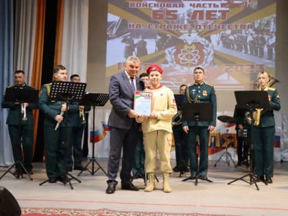 Хабаровский священник принял участие в собрании, посвященном 65-летию войсковой части