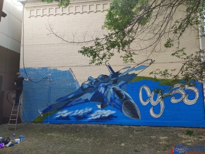 Новое авиационное граффити появилось в центре Хабаровска.