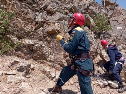 На сопке Двух братьев в Хабаровском районе спасатели ПСО МЧС России отработали навыки по горной подготовке