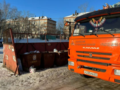 В новогодние праздники в Хабаровске работают усиленные экипажи по вывозу мусора
