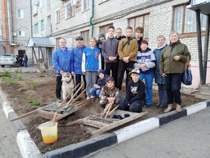 Партийцы совместно с юными спортсменами помогли подготовить поселок Солнечный ко Дню Победы