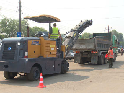 Ямы на дорогах Хабаровска экстренно чинят по поручению Дмитрия Демешина