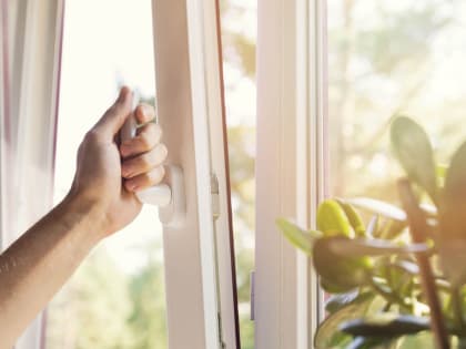 В домах хабаровчан рядом с железной дорогой заменят окна на пластиковые