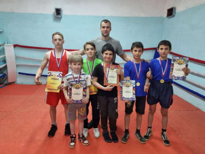 Участник СВО подарил икону строящемуся храму в Эльбане