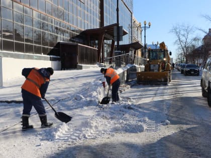 По поручению мэра Хабаровска в городе продолжается уборка снега
