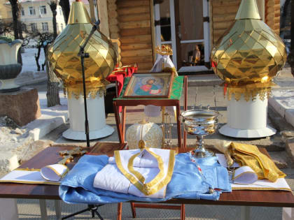 На храм-часовню в честь иконы Божией Матери «Взыскание погибших» установлены купола