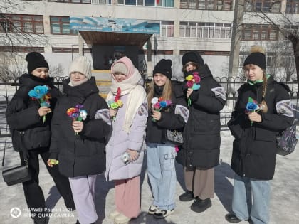 В новом сквере на ул. Вокзальной, накануне 8 марта, дарили женщинам цветы