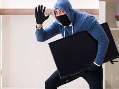 Без телевизора оставил хабаровчанку молодой приятель