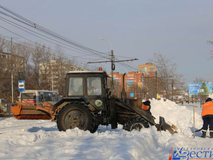 Уборка снега в Хабаровске после циклона продолжается