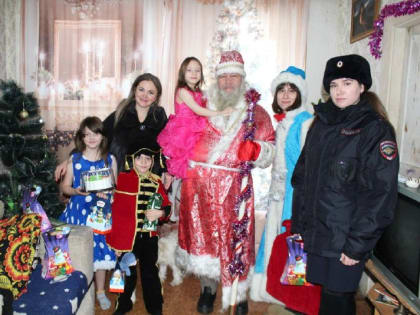 Детей, оказавшихся в трудной жизненной ситуации, поздравили полицейские