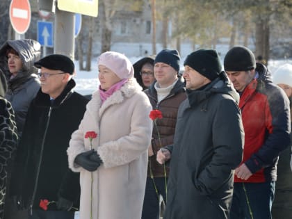 Церемония возложения цветов к Обелиску Славы