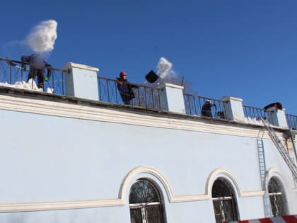 Спасатели МЧС очистили крышу Покровского храма от снега