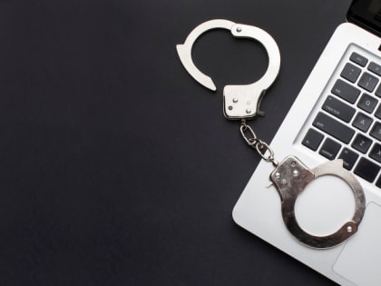 Женщина обокрала знакомого после совместного застолья в Комсомольске-на-Амуре