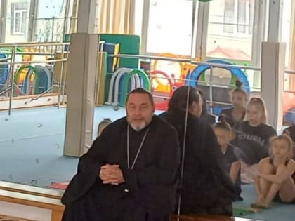 О необходимости молитвы рассказал юным спортсменкам хабаровский священник