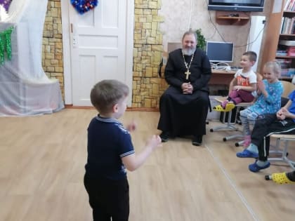 СВЯЩЕННИК ПОЗДРАВИЛ ВОСПИТАННИКОВ  ВЯЗЕМСКОГО СОЦИАЛЬНО–РЕАБИЛИТАЦИОННОГО ЦЕНТРА С РОЖДЕСТВОМ ХРИСТОВЫМ