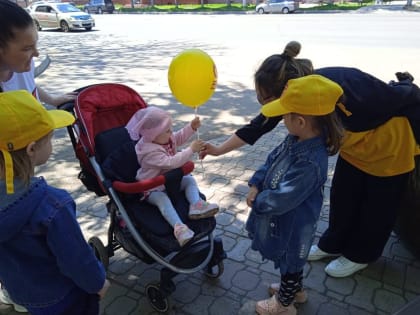 Партийцы в Комсомольске поздравили с Днем защиты детей маленьких горожан