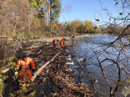Спасатели продолжают искать рыбака, пропавшего на реке Хор в районе имени Лазо