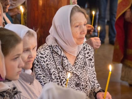 В четверг Светлой седмицы и в день памяти святой блаженной Матроны Московской митрополит Артемий возглавил Божественную литургию в Христорождественском соборе