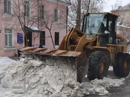 В Хабаровске продолжается уборка снега