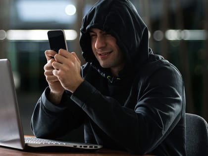 Более миллиона отдали двое пенсионеров Хабаровска мошенникам