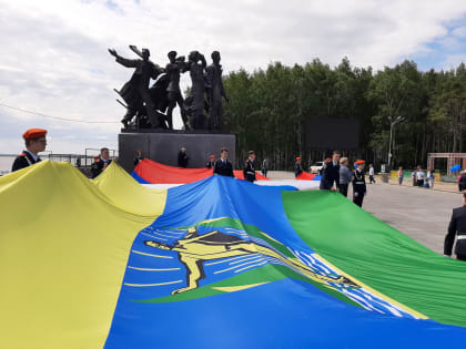 В день рождения Комсомольска-на-Амуре горожане возложили цветы к памятнику первостроителям города