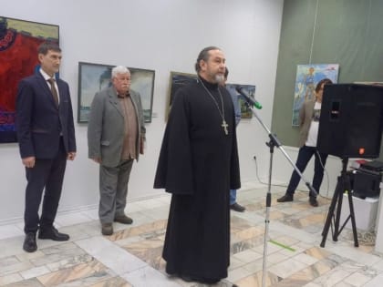 Хабаровский священник принял участие в открытии выставки молодых художников
