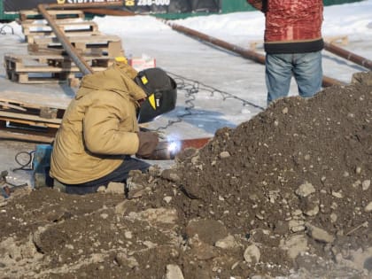 Рабочие устраняют порыв в районе улицы Целинная в Хабаровске