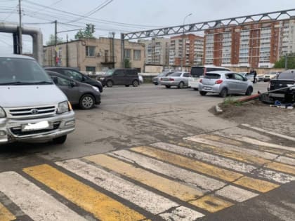 Женщина скончалась после наезда автомобиля на  стоящих на обочине пешеходов в Хабаровске