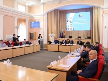 Расселение хабаровчан из аварийного жилья обсудили в мэрии