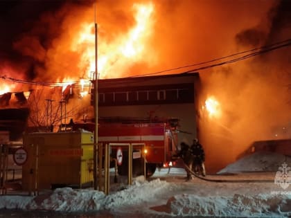 В Хабаровске загорелось задание автосервиса