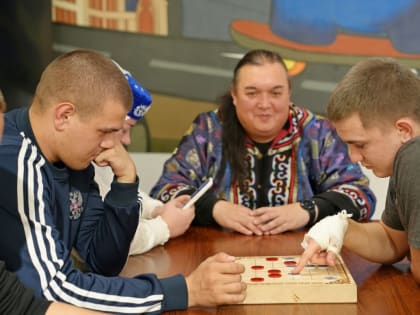 В День народного единства в Штабе общественной поддержки прошел мастер-класс по игре в нанайские шашки