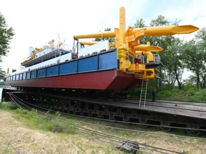 Хабаровские корабелы спустили на воду земснаряд «Амурский-203»