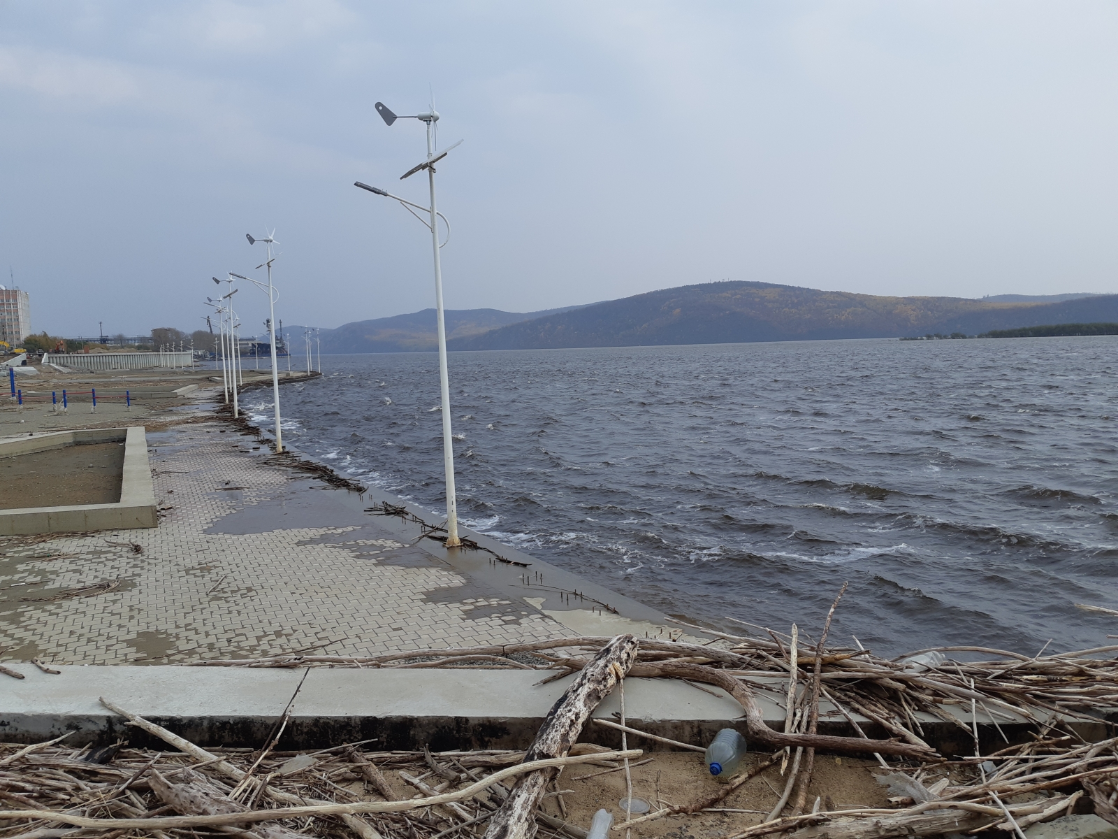 Вода в амуре у хабаровска на сегодня. Уровень воды в Комсомольске на Амуре на сегодняшний день. Река Амур уровень воды на сегодня у г. Комсомольска на Амуре. Комсомольск на Амуре 66 квартал наводнение. Река Амур утро.