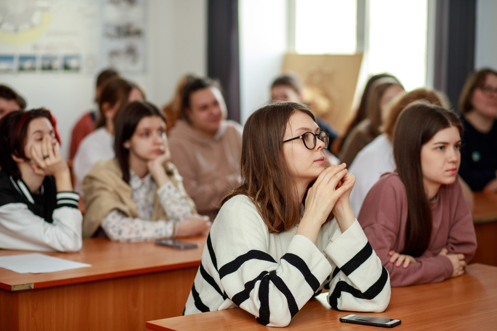 Малыми отдельными научными группами. Молодые преподаватели вузов. Молодые ученые.