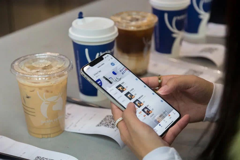 A smartphone screen displaying a Chinese coffee ordering Mini Program interface with options for ice and sugar levels