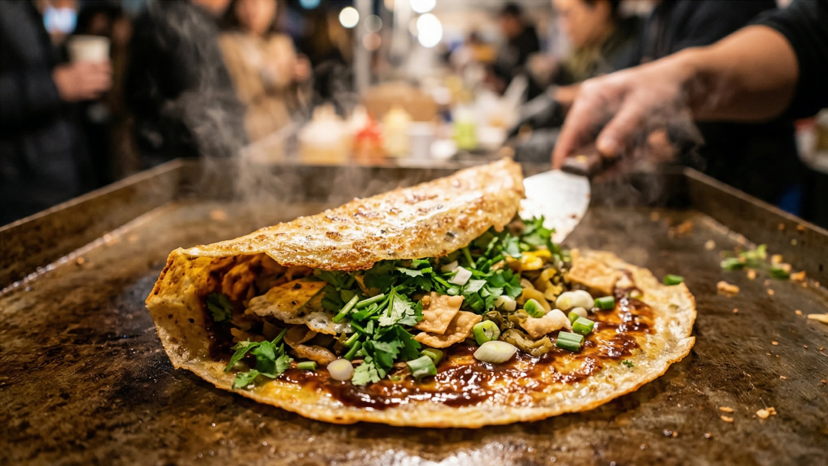 A close-up shot of a delicious, steaming Chinese street food Jianbing with a text overlay highlighting the grammar structure Adjective + 的 + Noun