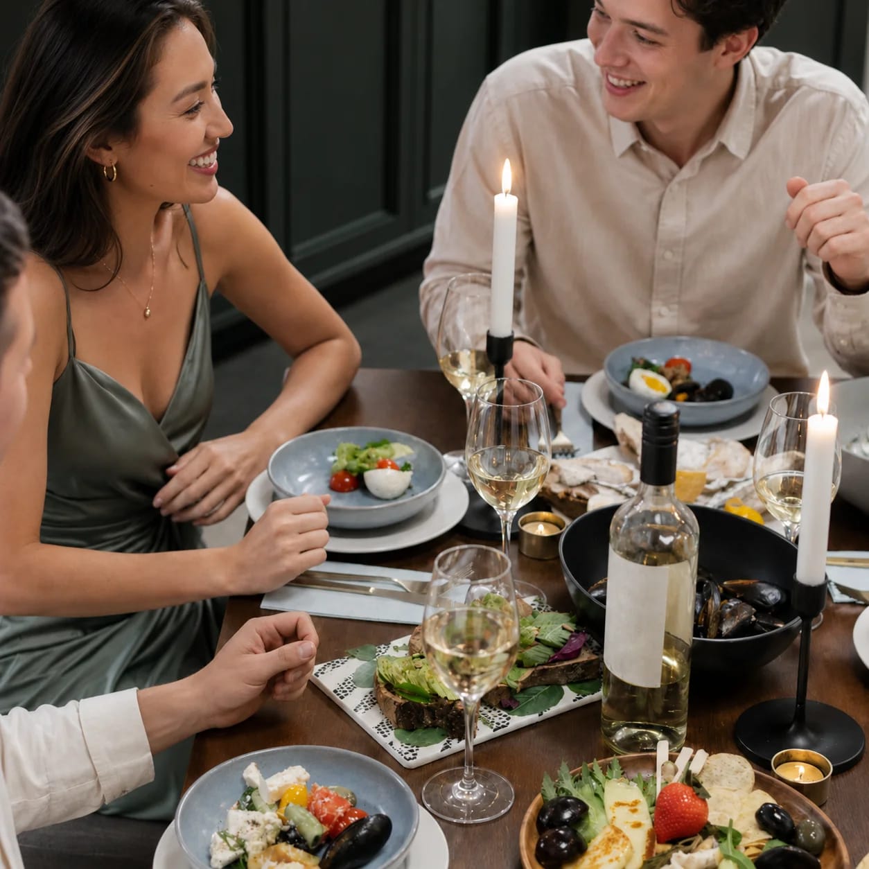 Repas convivial dans une maison vendue